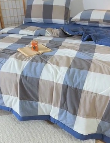 91家纺网 家纺一手货源 找家纺 花言狐语 2025新款A类全棉水洗棉夏被四件套 蓝大格-单夏被
