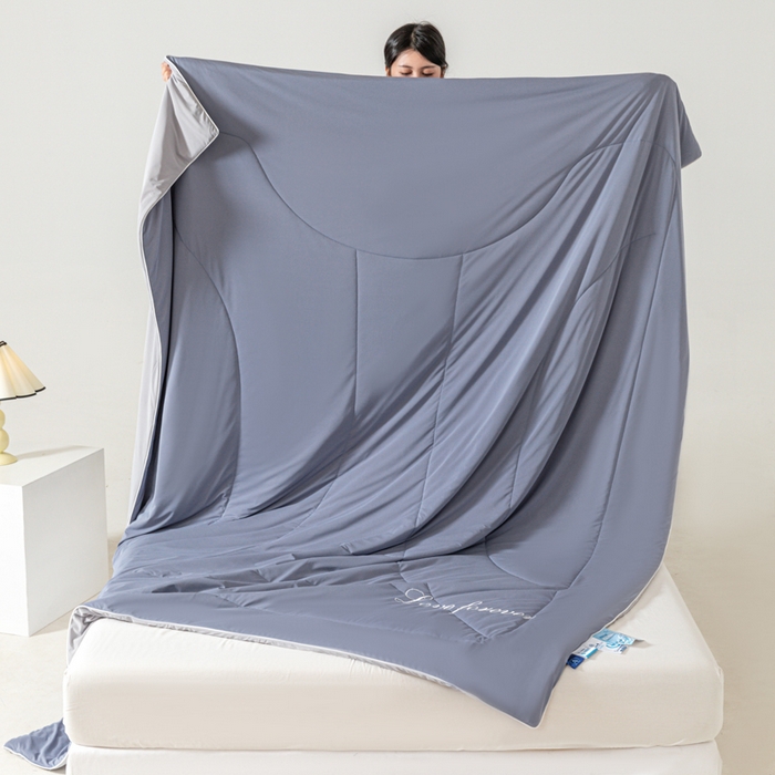 91家纺网 家纺一手货源 找家纺 佳居缘 2024新款纯色绣花冰氨夏被 古典灰