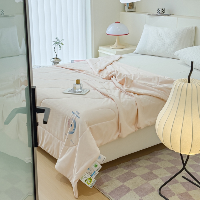 91家纺网 家纺一手货源 找家纺 久典家居 2024新款A类抗菌云感华夫格凉感针织夏凉被空调被 胭脂粉