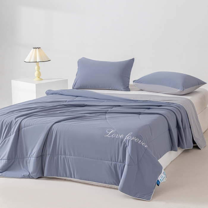 91家纺网 家纺一手货源 找家纺 佳居缘 2024新款纯色绣花冰氨夏被 古典灰