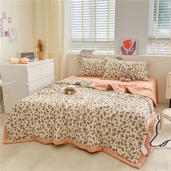 91家纺网 家纺一手货源 找家纺 梵克保罗 2024新款春夏水洗棉麻双层纱夏被四件套 简约豹纹