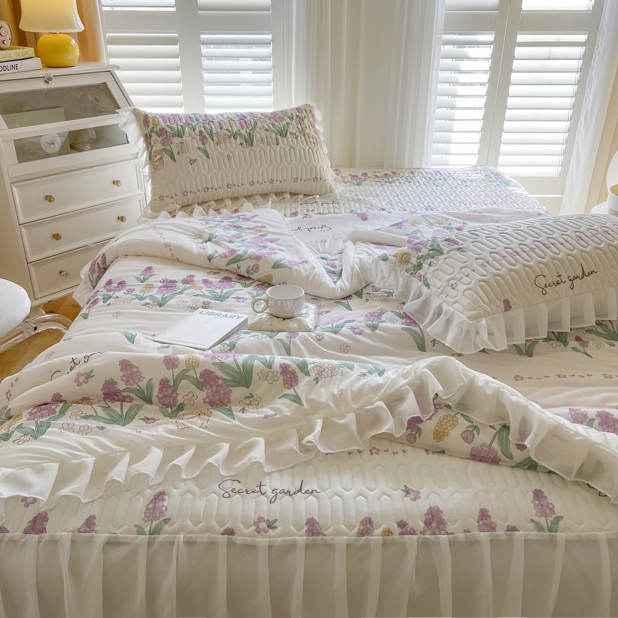 91家纺网 家纺一手货源 找家纺 慕澄家纺 2024新款小版印花床裙款乳胶凉席凉感丝夏被四件套 床裙款-紫色浪漫