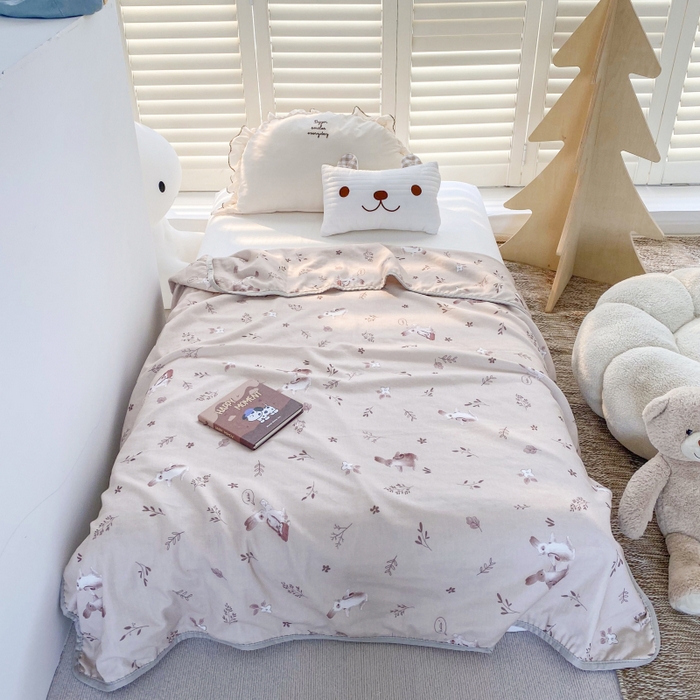 91家纺网 家纺一手货源 找家纺 潮邦 2025新款全棉双层纱多功能盖毯 背包兔