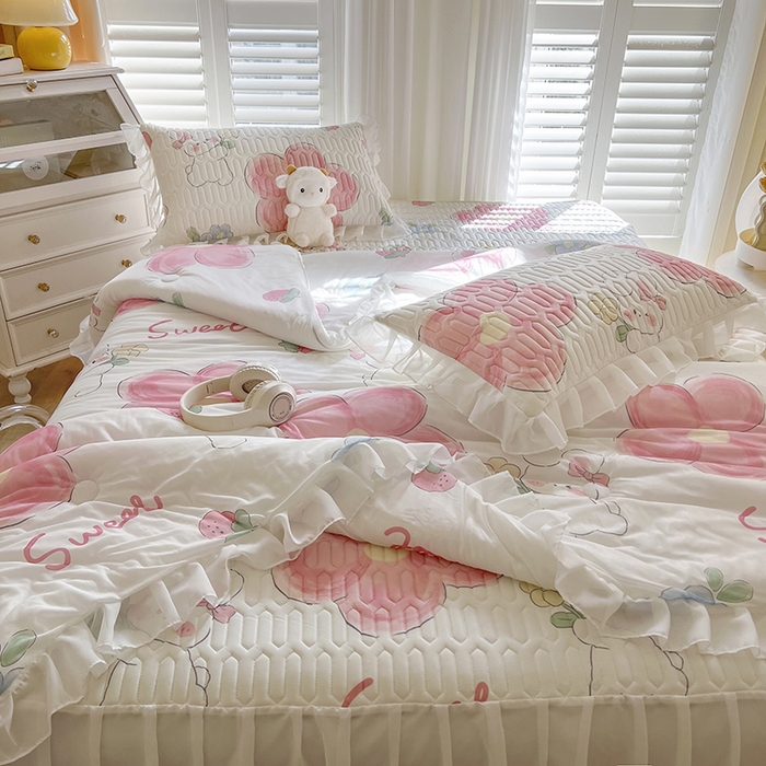 91家纺网 家纺一手货源 找家纺 慕澄家纺 2024新款小版印花床裙款乳胶凉席凉感丝夏被四件套 床裙款-心花怒放