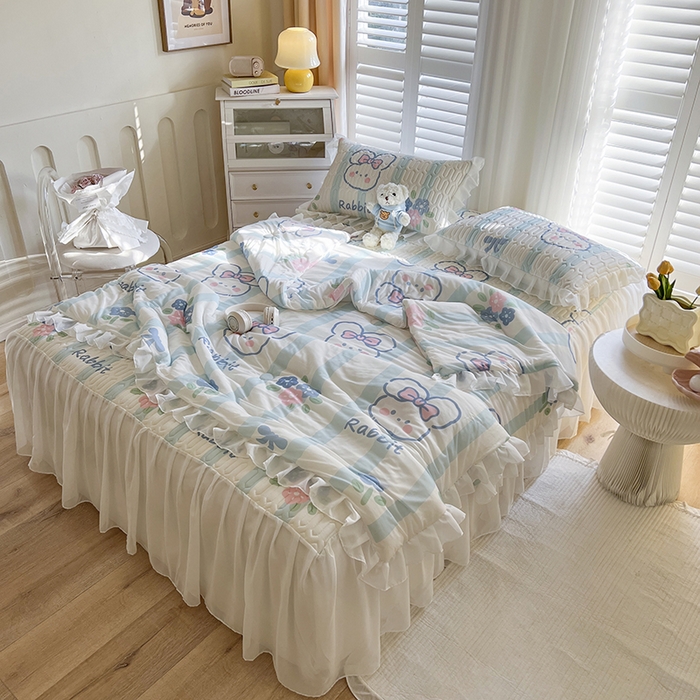 91家纺网 家纺一手货源 找家纺 慕澄家纺 2024新款小版印花床裙款乳胶凉席凉感丝夏被四件套 床裙款-条纹兔