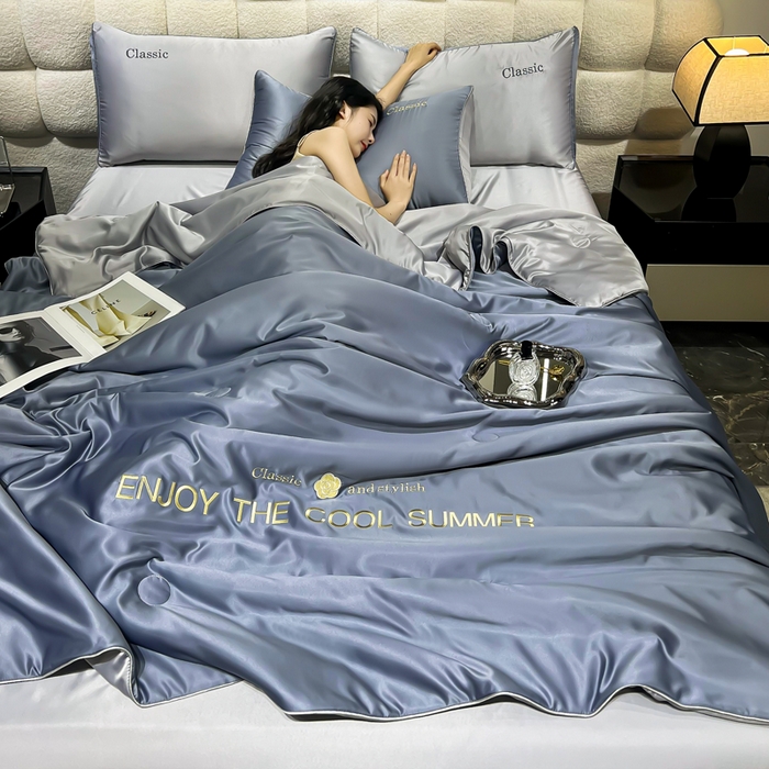 91家纺网 家纺一手货源 找家纺 梦镜家纺 2025新款凉感丝刺绣系列夏被 优雅紫+山灰