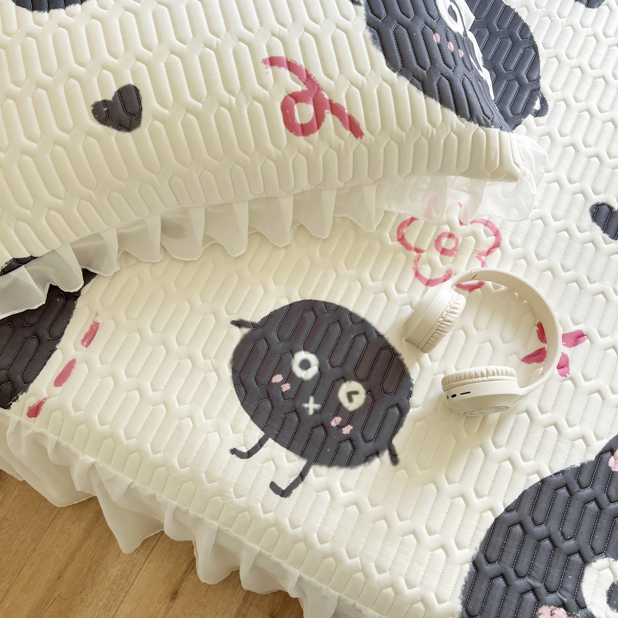 91家纺网 家纺一手货源 找家纺 慕澄家纺 2024新款小版印花床裙款乳胶凉席三件套 床裙款-小煤球