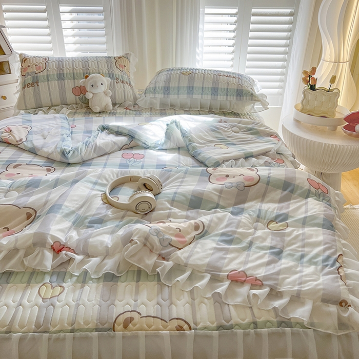 91家纺网 家纺一手货源 找家纺 慕澄家纺 2024新款小版印花床裙款乳胶凉席凉感丝夏被四件套 床裙款-格子熊