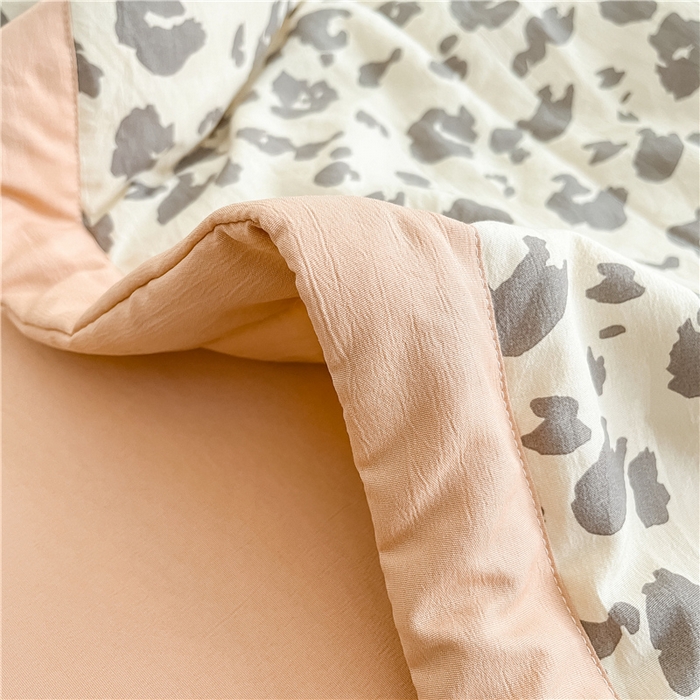 91家纺网 家纺一手货源 找家纺 梵克保罗 2024新款春夏水洗棉麻双层纱夏被四件套 简约豹纹