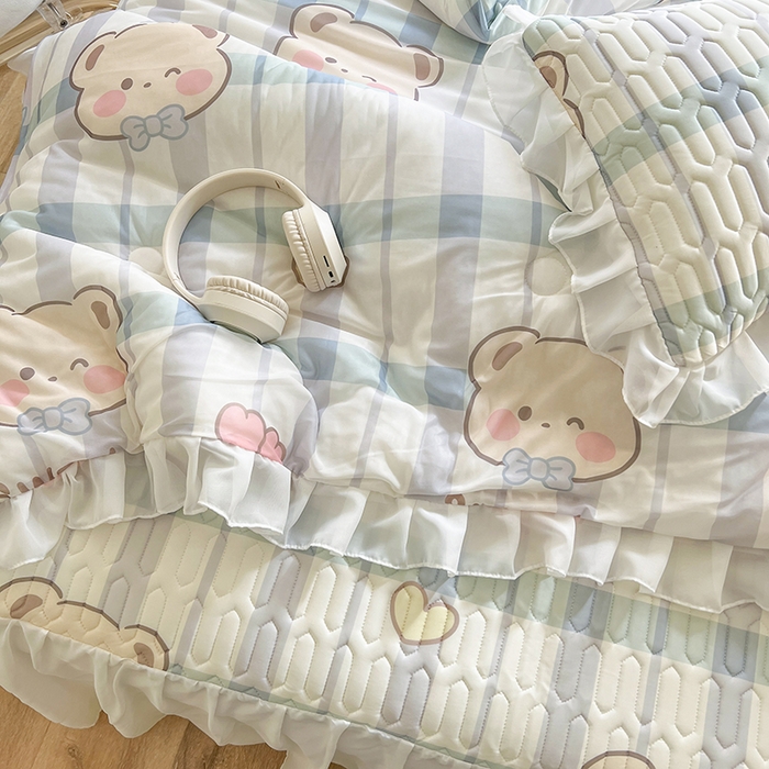 91家纺网 家纺一手货源 找家纺 慕澄家纺 2024新款小版印花床裙款乳胶凉席凉感丝夏被四件套 床裙款-格子熊