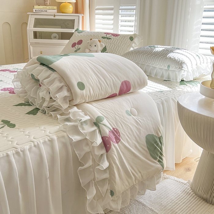 91家纺网 家纺一手货源 找家纺 慕澄家纺 2024新款小版印花床裙款乳胶凉席凉感丝夏被四件套 床裙款-粉樱桃