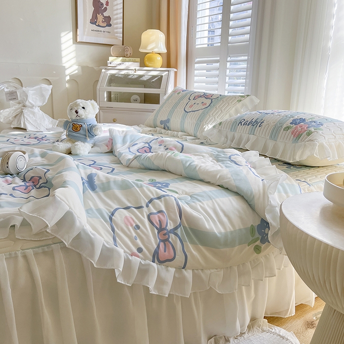 91家纺网 家纺一手货源 找家纺 慕澄家纺 2024新款小版印花床裙款乳胶凉席凉感丝夏被四件套 床裙款-条纹兔