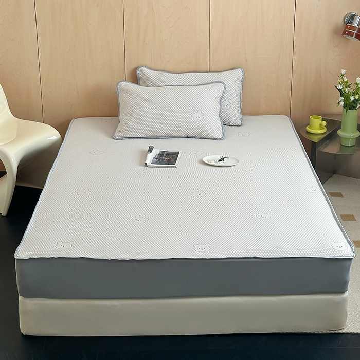 91家纺网 家纺一手货源 找家纺 顾里家纺 新款冰豆豆立体提花软席床笠款 小熊咖