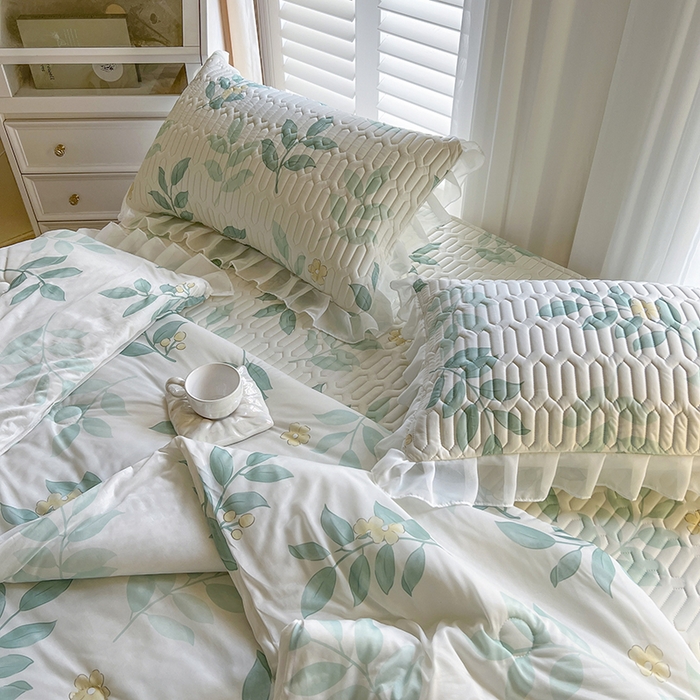 91家纺网 家纺一手货源 找家纺 慕澄家纺 2024新款小版印花床裙款乳胶凉席凉感丝夏被四件套 床裙款-绿叶