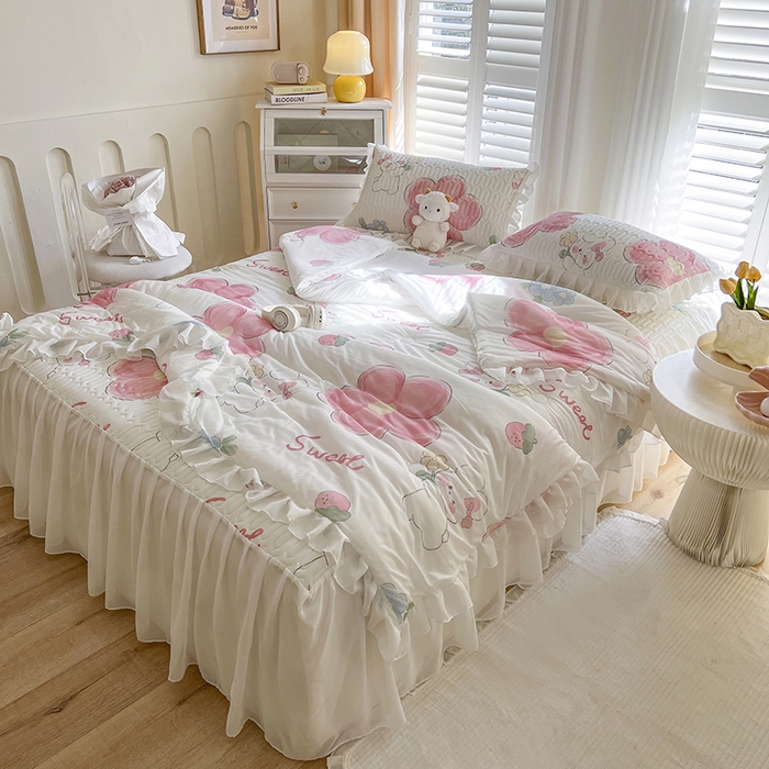 91家纺网 家纺一手货源 找家纺 慕澄家纺 2024新款小版印花床裙款乳胶凉席凉感丝夏被四件套 床裙款-心花怒放