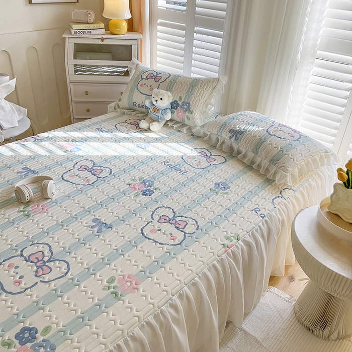 91家纺网 家纺一手货源 找家纺 慕澄家纺 2024新款小版印花床裙款乳胶凉席三件套 床裙款-条纹兔