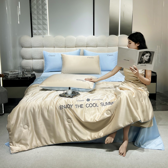 91家纺网 家纺一手货源 找家纺 梦镜家纺 2025新款凉感丝刺绣系列夏被 卡其+海盐蓝