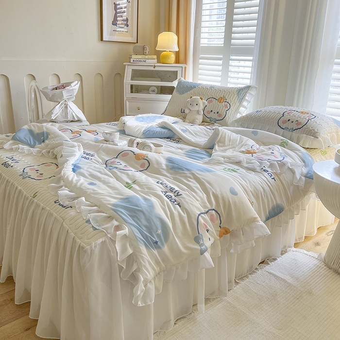 91家纺网 家纺一手货源 找家纺 慕澄家纺 2024新款小版印花床裙款乳胶凉席凉感丝夏被四件套 床裙款-爱心小熊
