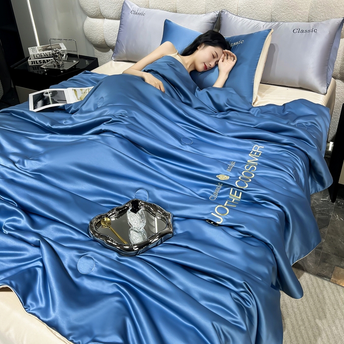 91家纺网 家纺一手货源 找家纺 梦镜家纺 2025新款凉感丝刺绣系列夏被 梵高蓝+香槟