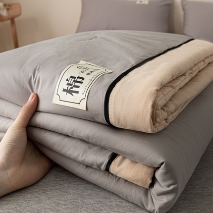 91家纺网 家纺一手货源 找家纺 简如 2025新款A类纯棉水洗棉简约双拼夏凉被空调被全棉棉花夏被四件套 浅灰+香槟