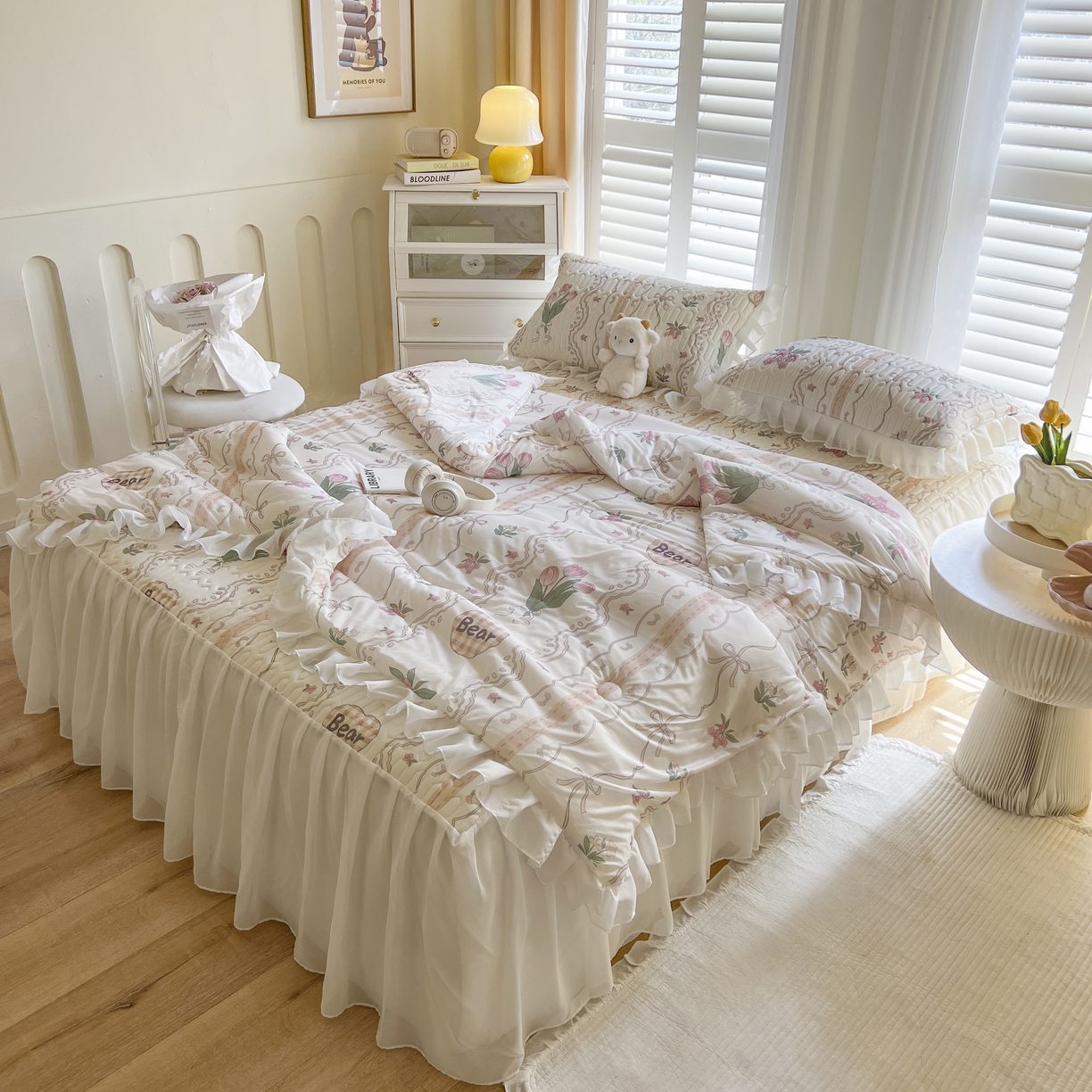 91家纺网 家纺一手货源 找家纺 慕澄家纺 2024新款小版印花床裙款乳胶凉席凉感丝夏被四件套 床裙款-洛丽塔