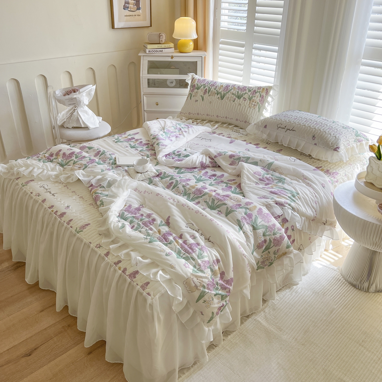 91家纺网 家纺一手货源 找家纺 慕澄家纺 2024新款小版印花床裙款乳胶凉席凉感丝夏被四件套 床裙款-紫色浪漫