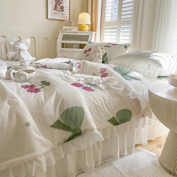 91家纺网 家纺一手货源 找家纺 慕澄家纺 2024新款小版印花床裙款乳胶凉席凉感丝夏被四件套 床裙款-粉樱桃