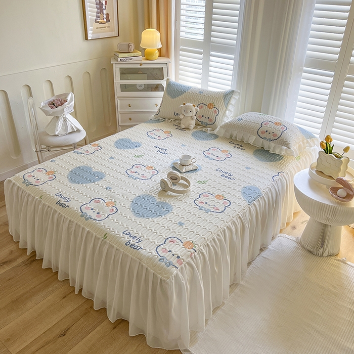 91家纺网 家纺一手货源 找家纺 慕澄家纺 2024新款小版印花床裙款乳胶凉席三件套 床裙款-爱心小熊