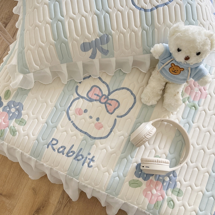 91家纺网 家纺一手货源 找家纺 慕澄家纺 2024新款小版印花床裙款乳胶凉席三件套 床裙款-条纹兔