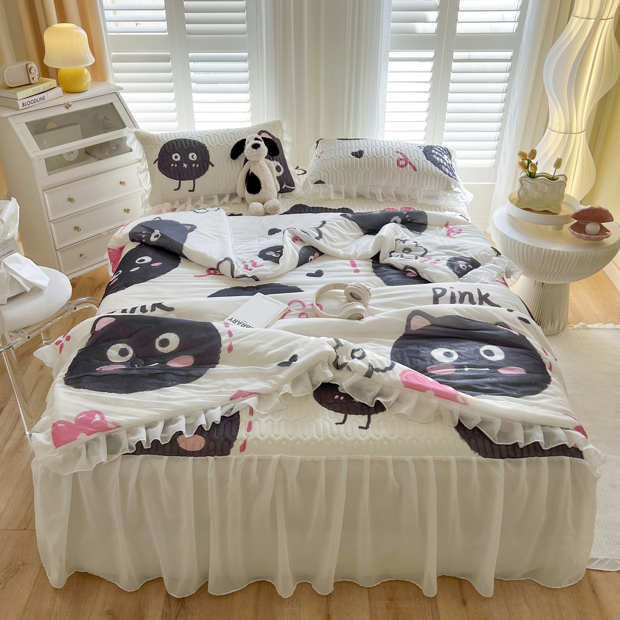 91家纺网 家纺一手货源 找家纺 慕澄家纺 2024新款小版印花床裙款乳胶凉席凉感丝夏被四件套 床裙款-小煤球