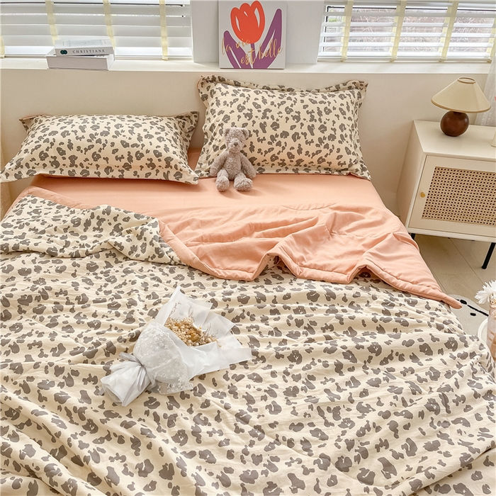 91家纺网 家纺一手货源 找家纺 梵克保罗 2024新款春夏水洗棉麻双层纱夏被四件套 简约豹纹