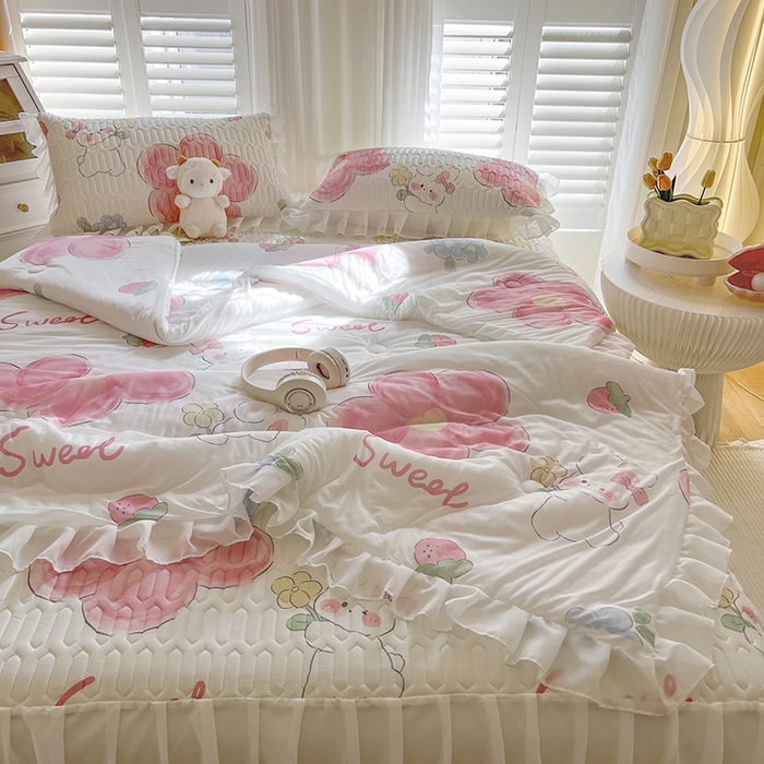 91家纺网 家纺一手货源 找家纺 慕澄家纺 2024新款小版印花床裙款乳胶凉席凉感丝夏被四件套 床裙款-心花怒放