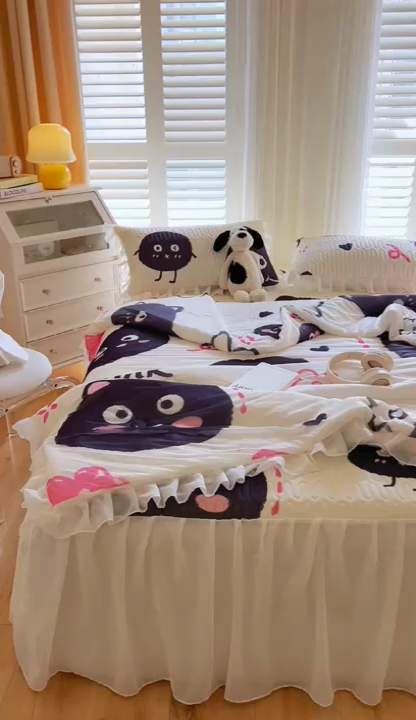 91家纺网 家纺一手货源 找家纺 慕澄家纺 2024新款小版印花床裙款乳胶凉席凉感丝夏被四件套 床裙款-小煤球