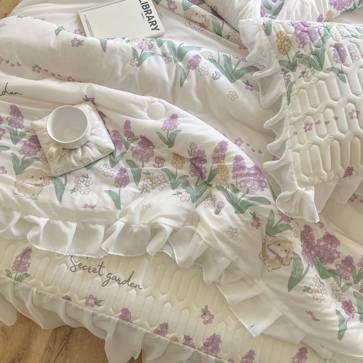 91家纺网 家纺一手货源 找家纺 慕澄家纺 2024新款小版印花床裙款乳胶凉席凉感丝夏被四件套 床裙款-紫色浪漫