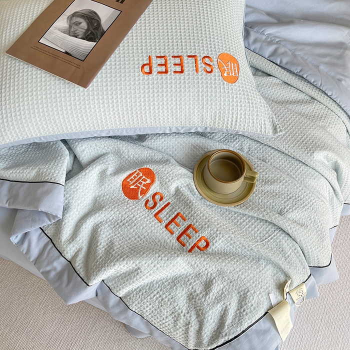 91家纺网 家纺一手货源 找家纺 眠博士 2024新款A类全棉华夫格拼角夏被套件系列 夏被-雾蓝