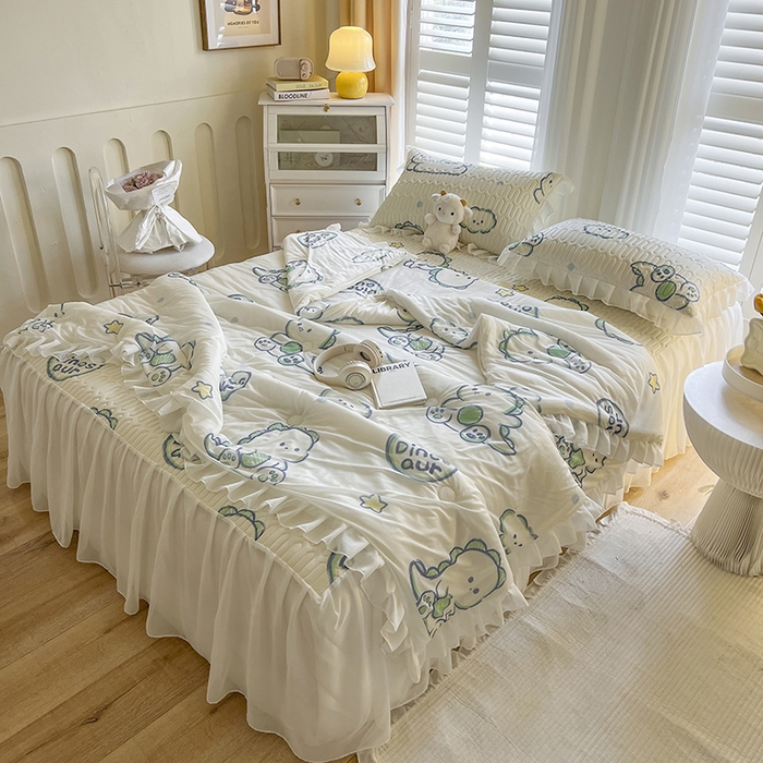 91家纺网 家纺一手货源 找家纺 慕澄家纺 2024新款小版印花床裙款乳胶凉席凉感丝夏被四件套 床裙款-顽皮小恐龙