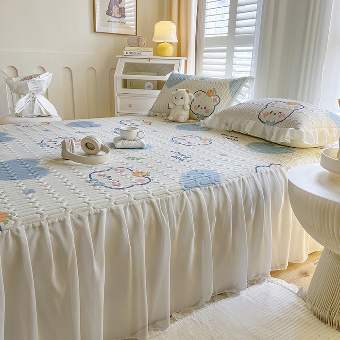 91家纺网 家纺一手货源 找家纺 慕澄家纺 2024新款小版印花床裙款乳胶凉席三件套 床裙款-爱心小熊