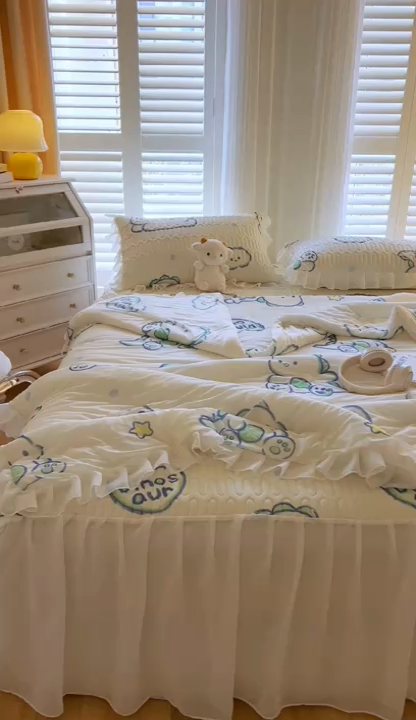 91家纺网 家纺一手货源 找家纺 慕澄家纺 2024新款小版印花床裙款乳胶凉席凉感丝夏被四件套 床裙款-顽皮小恐龙