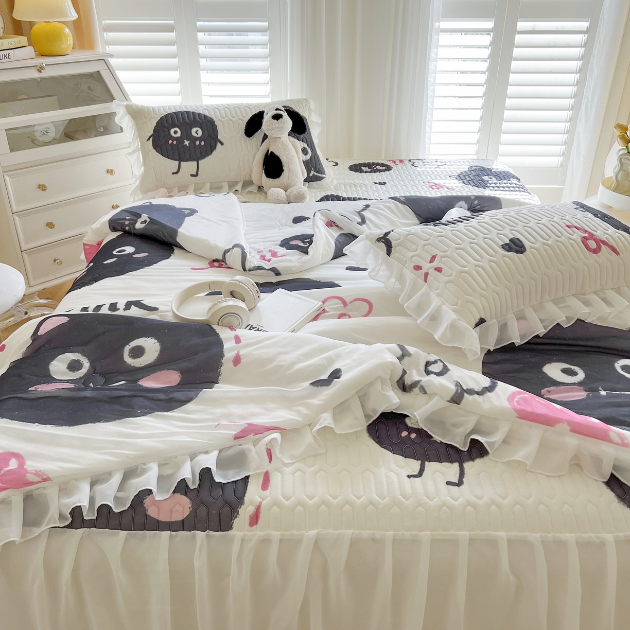 91家纺网 家纺一手货源 找家纺 慕澄家纺 2024新款小版印花床裙款乳胶凉席凉感丝夏被四件套 床裙款-小煤球