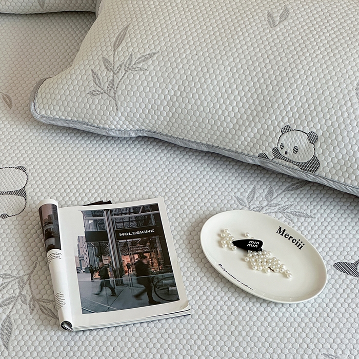 91家纺网 家纺一手货源 找家纺 顾里家纺 新款冰豆豆立体提花软席床笠款 国宝熊猫灰