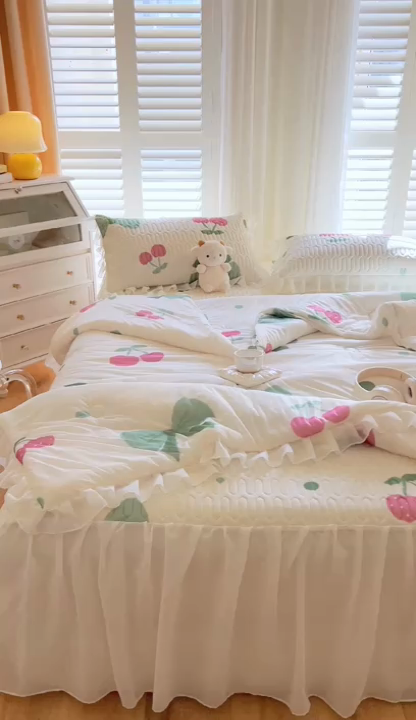 91家纺网 家纺一手货源 找家纺 慕澄家纺 2024新款小版印花床裙款乳胶凉席凉感丝夏被四件套 床裙款-粉樱桃