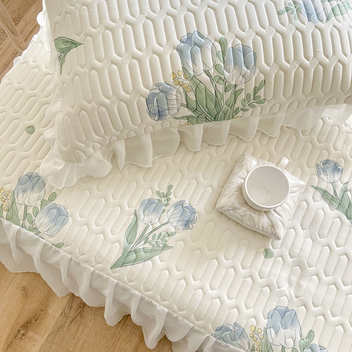 91家纺网 家纺一手货源 找家纺 慕澄家纺 2024新款小版印花床裙款乳胶凉席三件套 床裙款-祈愿