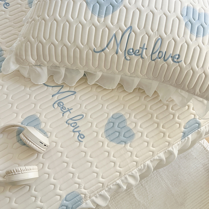 91家纺网 家纺一手货源 找家纺 慕澄家纺 2024新款小版印花床裙款乳胶凉席三件套 床裙款-心情