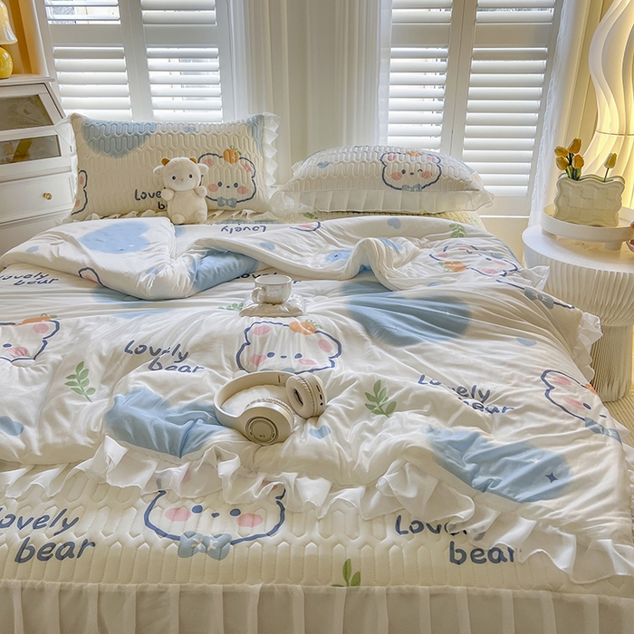 91家纺网 家纺一手货源 找家纺 慕澄家纺 2024新款小版印花床裙款乳胶凉席凉感丝夏被四件套 床裙款-爱心小熊