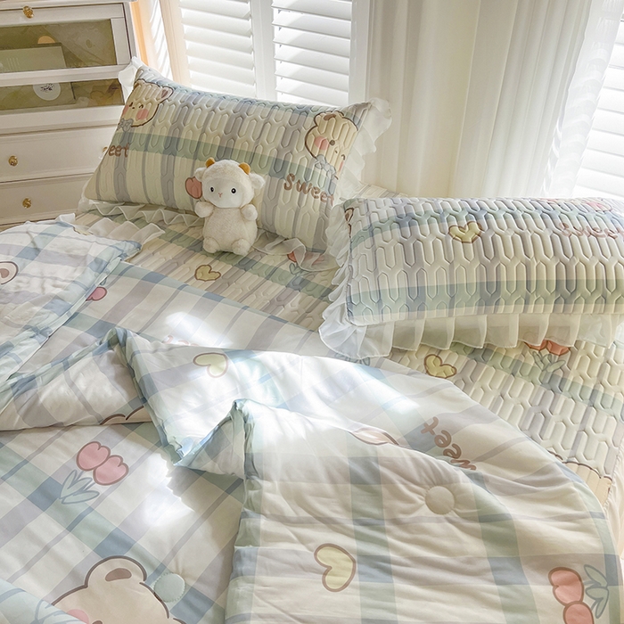 91家纺网 家纺一手货源 找家纺 慕澄家纺 2024新款小版印花床裙款乳胶凉席凉感丝夏被四件套 床裙款-格子熊