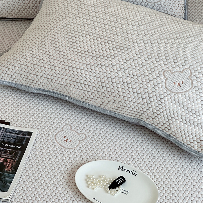 91家纺网 家纺一手货源 找家纺 顾里家纺 新款冰豆豆立体提花软席床笠款 小熊咖