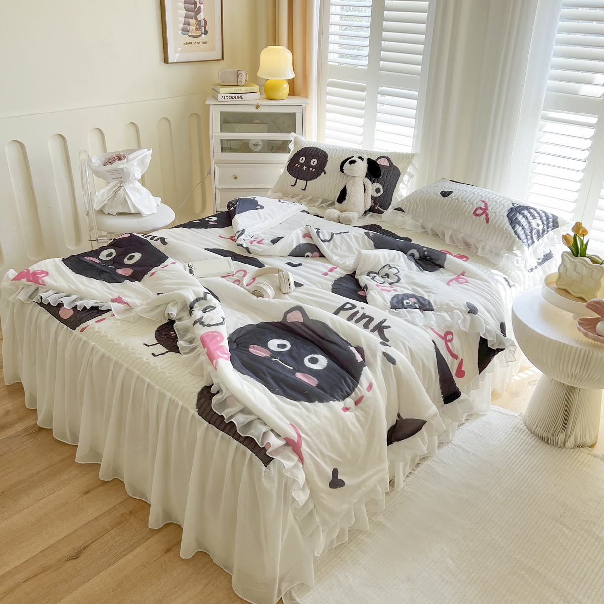 91家纺网 家纺一手货源 找家纺 慕澄家纺 2024新款小版印花床裙款乳胶凉席凉感丝夏被四件套 床裙款-小煤球