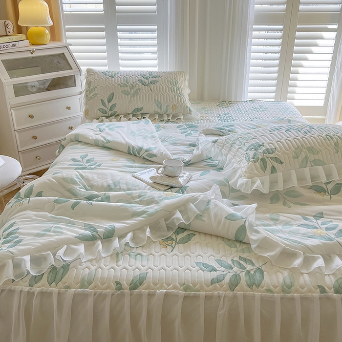 91家纺网 家纺一手货源 找家纺 慕澄家纺 2024新款小版印花床裙款乳胶凉席凉感丝夏被四件套 床裙款-绿叶