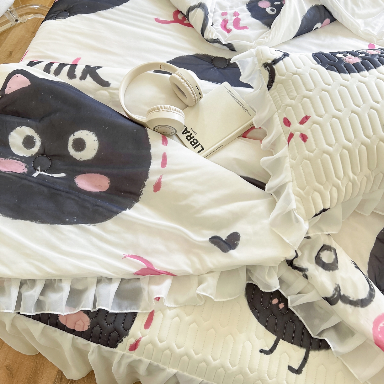 91家纺网 家纺一手货源 找家纺 慕澄家纺 2024新款小版印花床裙款乳胶凉席凉感丝夏被四件套 床裙款-小煤球