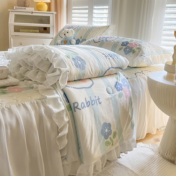 91家纺网 家纺一手货源 找家纺 慕澄家纺 2024新款小版印花床裙款乳胶凉席三件套 床裙款-条纹兔